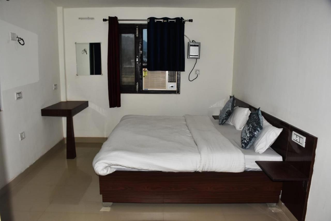 Corbett Bhavesh Home Stay Jhirna الغرفة الصورة